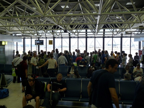 Lisabonské letiště a gate do Madridu. Opět fronta která byla skoro hodinu...