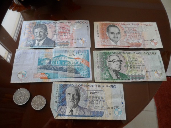 Bylo potreba vymenit nejake penize - mauricijská rupie