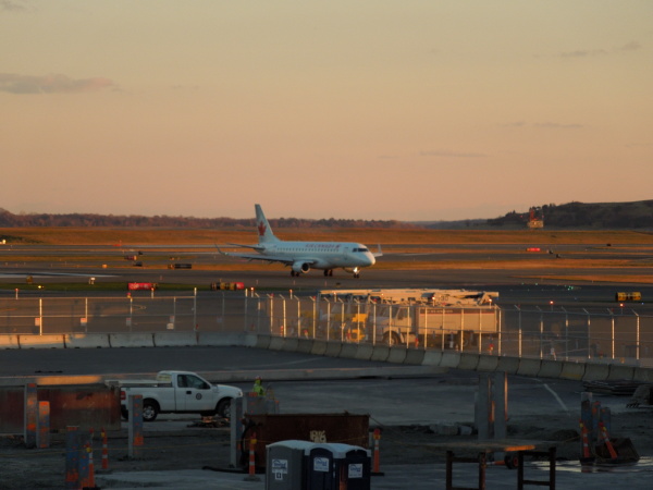 Loganovo letiště Boston. A letoun společnost Air Canada