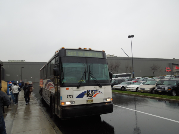 A jeho kolega ze společnosti New Jersey Transit před outletem Jersey Gardens