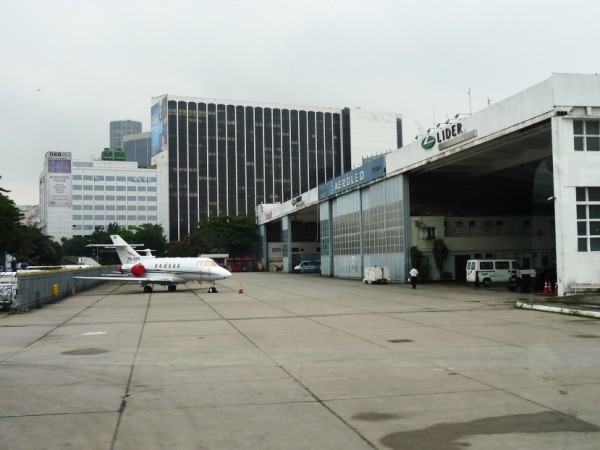 SDU airside pri jizde busem k letadlu